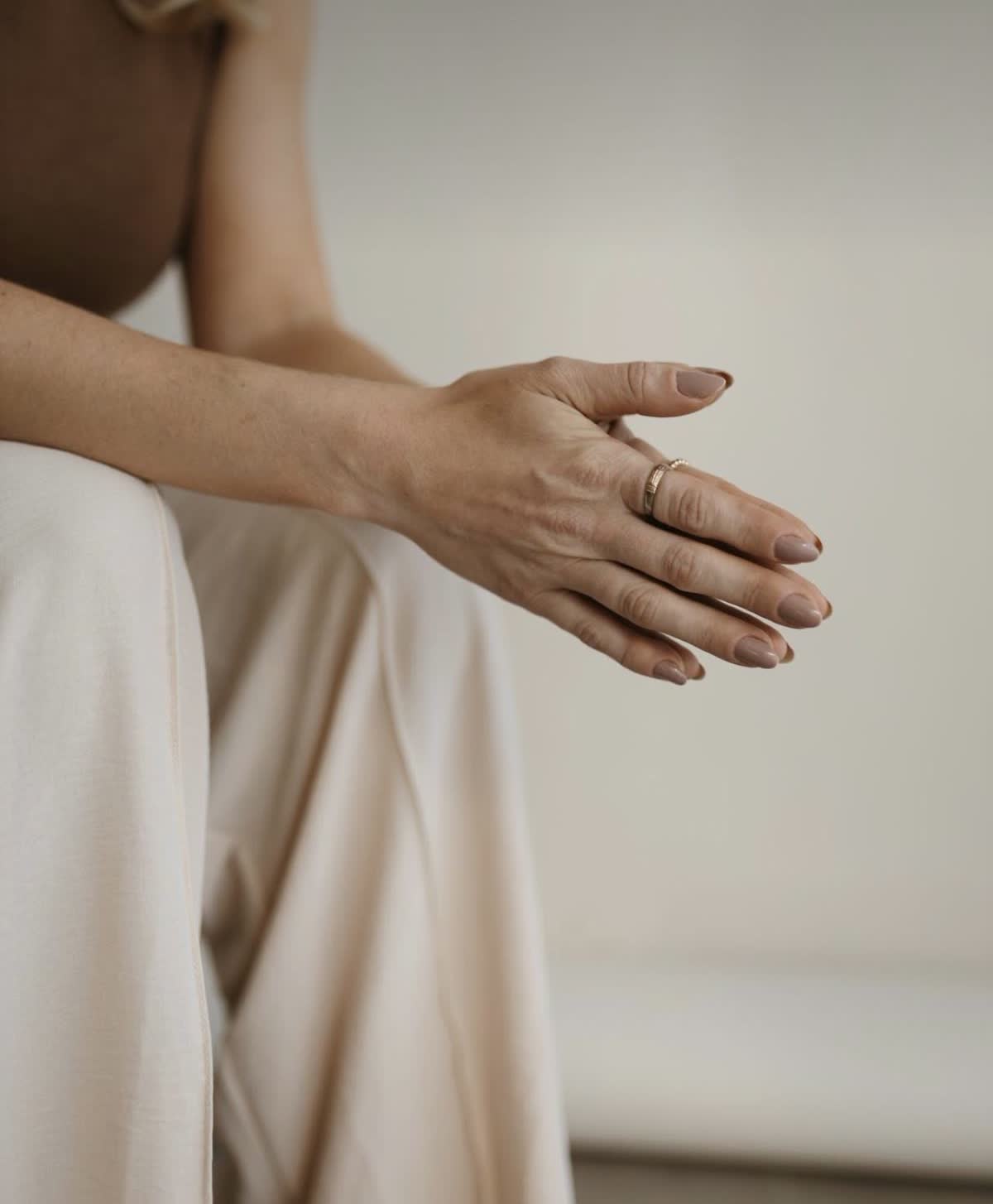 Mãos em repouso no colo, presença e serenidade